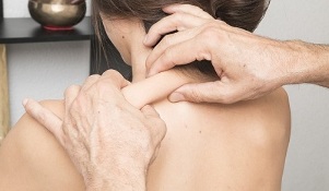 масаж пры шыйным астэахандрозе
